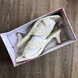 WHITE BUTTERFLY DESIGN KITTEN HEEL SANDAL